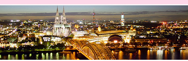 Panoramabild mit der Aussicht auf Köln bei Nacht vom KölnTriangle Cologne View