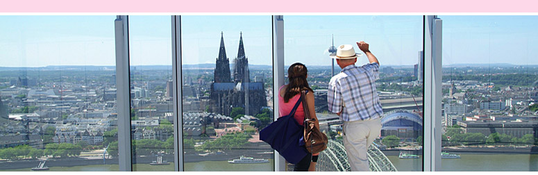 Ansicht vom K�lnTrianglePanorma: Zwei Touristen schauen auf den K�lner Dom